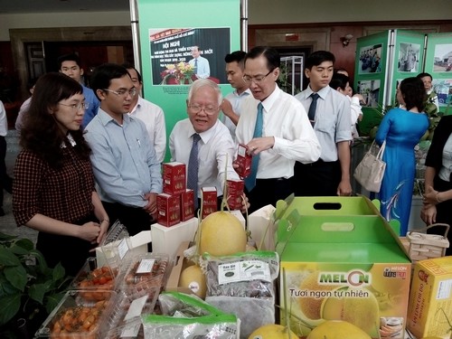 Tham gia triển lãm tại hội nghị tổng kết 5 năm xây dựng nông thôn mới.