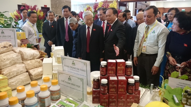 Tổng Bí thư Đảng Cộng sản Việt Nam Nguyễn Phú Trọng thăm gian hàng Khu NNCNC