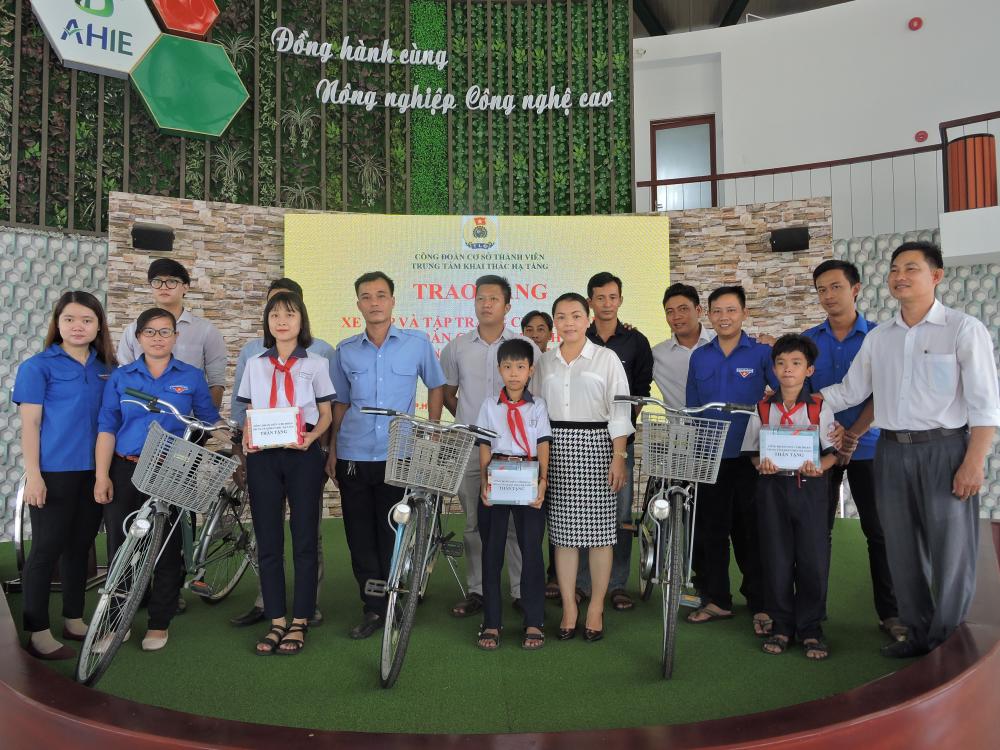 Công Đoàn CSTV Trung tâm Khai thác Hạ tầng tổ chức sinh hoạt Công đoàn Quý II và tặng quà cho học sinh nghèo hiếu học Trường Trung học cơ sở Phạm Văn Cội Công Đoàn CSTV Trung tâm Khai thác Hạ tầng tổ chức sinh hoạt Công đoàn Quý II và tặng quà cho học sinh nghèo hiếu học Trường Trung học cơ sở Phạm Văn Cội