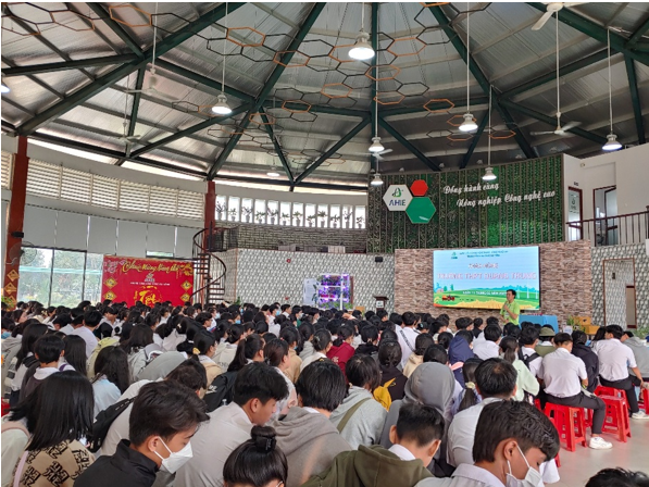 Trung tâm Khai thác Hạ tầng đón đoàn khách du lịch đầu tiên trong năm mới Trung tâm Khai thác Hạ tầng đón đoàn khách du lịch đầu tiên trong năm mới