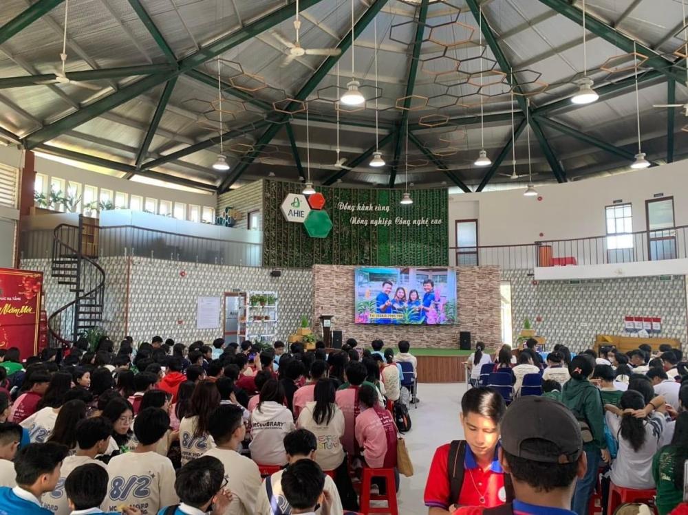SÔI NỔI ĐÓN ĐOÀN THAM QUAN, HỌC TẬP, TRẢI NGHIỆM NÔNG NGHIỆP CÔNG NGHỆ CAO SÔI NỔI ĐÓN ĐOÀN THAM QUAN, HỌC TẬP, TRẢI NGHIỆM NÔNG NGHIỆP CÔNG NGHỆ CAO