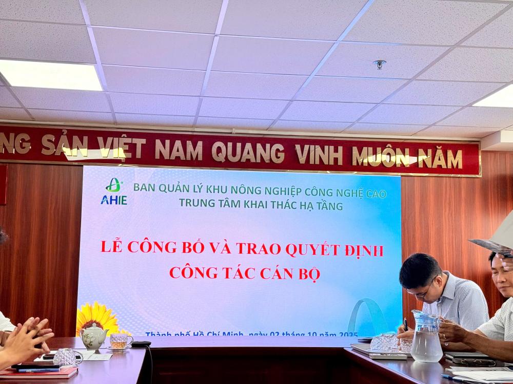 Trung tâm Khai thác Hạ tầng bổ nhiệm lại các chức danh Trưởng, Phó phòng chuyên môn