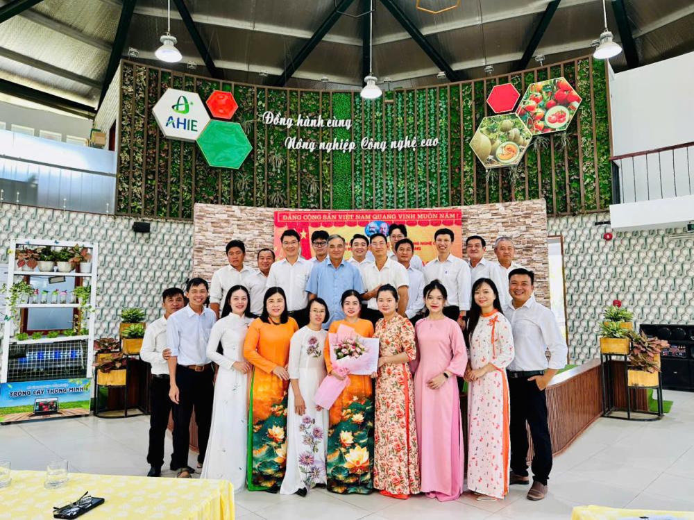 Chi bộ Trung tâm Khai thác Hạ tầng tổ chức Lễ kết nạp Đảng cho quần chúng ưu tú 