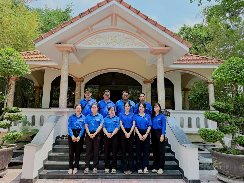 Chi đoàn Trung tâm Khai thác Hạ tầng tổ chức hoạt động tri ân, dâng hương nhân dịp Giỗ Tổ Hùng Vương và kỷ niệm 51 năm Ngày Giải phóng miền Nam (30/4)